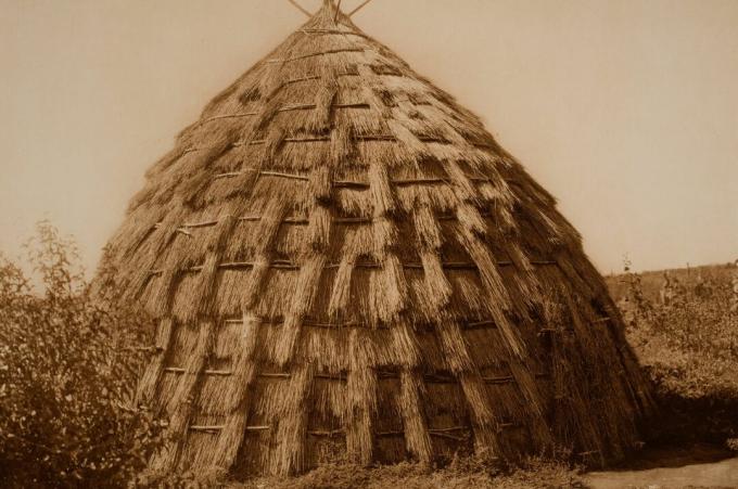 photo sépia historique d'une cabane en dôme faite d'herbe