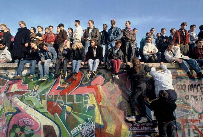 Les gens montent sur le mur de Berlin le 10 novembre 1989 pour célébrer.