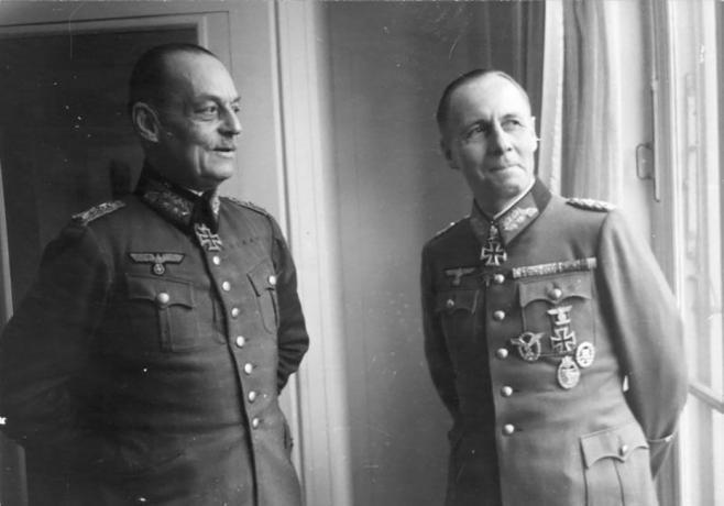 Gerd von Rundstedt et Erwin Rommel en uniforme militaire allemand debout près d'une fenêtre.