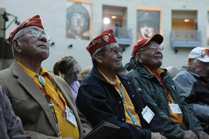 Un groupe de locuteurs de code navajo s'est réuni des décennies après la Seconde Guerre mondiale.