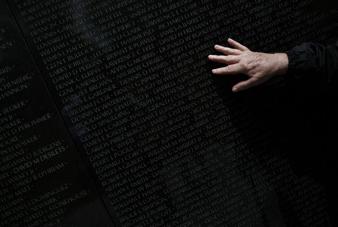 Ancien VA Sen. Jim Webb célèbre le 40e anniversaire de la chute de Saigon au Vietnam War Memorial