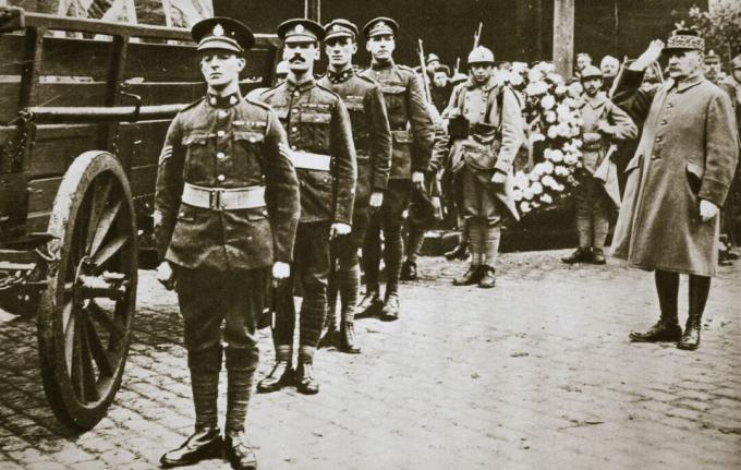 Le maréchal Foch général français saluant le soldat inconnu britannique vers 1918