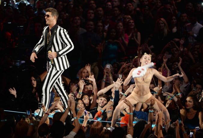 Robin Thicke et Miley Cyrus se produisent lors des MTV Video Music Awards 2013 au Barclays Center le 25 août 2013 dans le quartier de Brooklyn à New York.