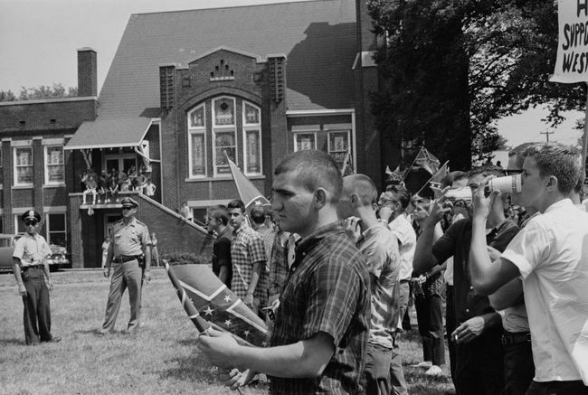 Une foule d'étudiants à Woodlawn High School à Birmingham, Alabama, arborant le drapeau confédéré en opposition au début de la campagne de Birmingham, mai 1963