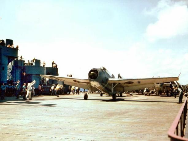 Photo couleur de TBF Avenger sur le pont d'envol du USS Yorktown (CV-10).