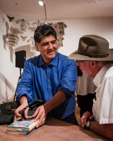 Sherman Alexie discute avec un fan lors d'un événement à l'Arizona State University en 2016.