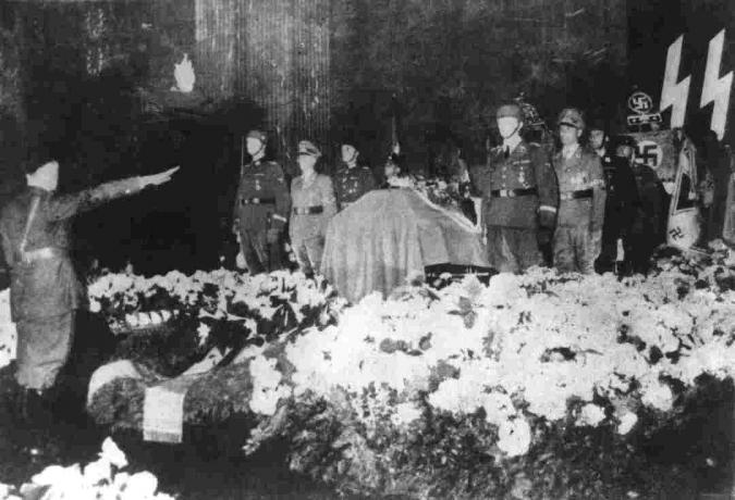 photographie de Hiter aux funérailles de Reinhard Heydrich