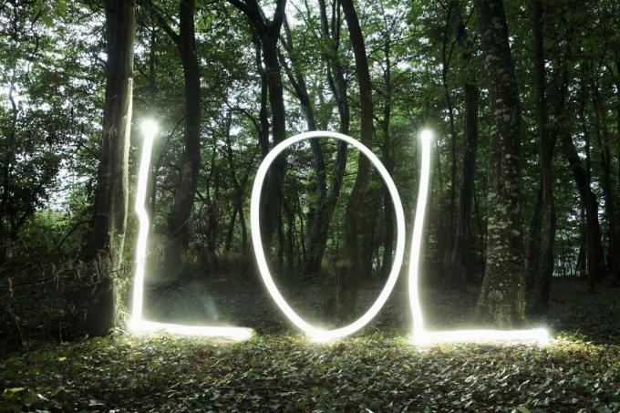 'LOL' écrit à la lumière dans la forêt