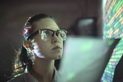 Femme regardant le mur avec le code