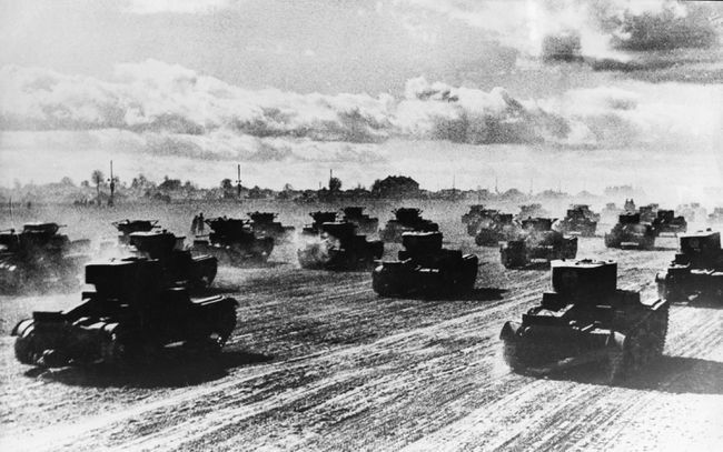 Chars russes se précipitant vers le front, juin 1941.