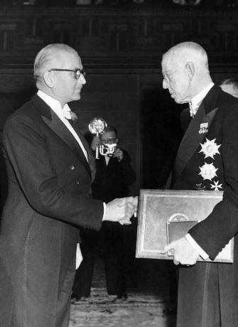 Le roi Gustav V remet le prix Nobel lors d'une cérémonie