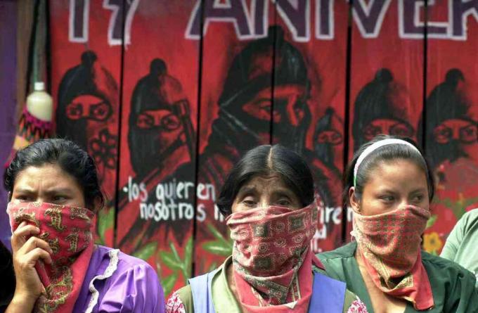 Trois femmes zapatistes aux visages masqués