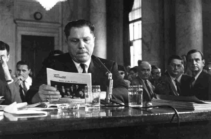 Photographie du patron des Teamsters Jimmy Hoffa témoignant devant un comité du Sénat américain