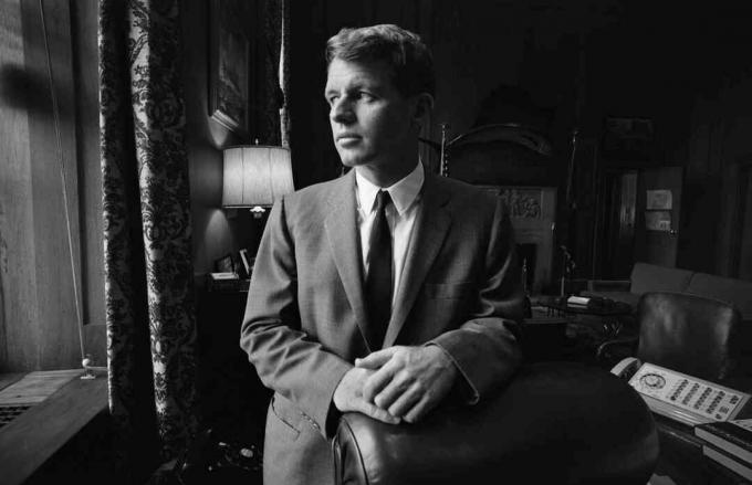 photo de Robert Kennedy dans son bureau du ministère de la Justice