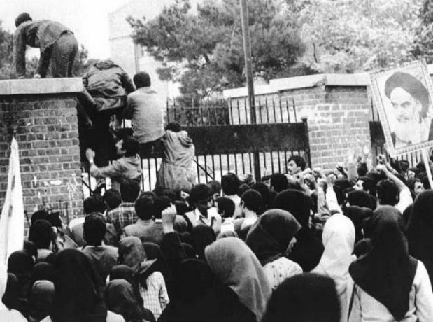 Des étudiants raninans envahissent l'ambassade américaine à Téhéran, le 4 novembre 1979