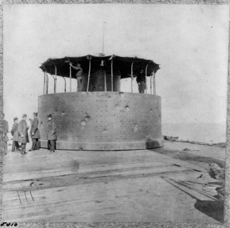 Un moniteur amélioré, l'U.S.S. Passaic, photographié pour montrer les dégâts de bataille de sa tourelle.