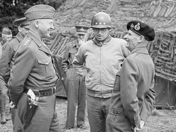 Le lieutenant-général Omar Bradley (centre) pendant la Seconde Guerre mondiale