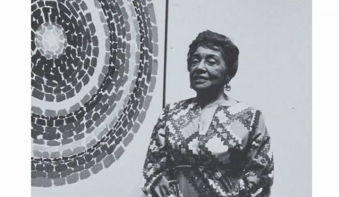 Image en noir et blanc d'Alma Thomas devant l'une des abstractions de son cercle