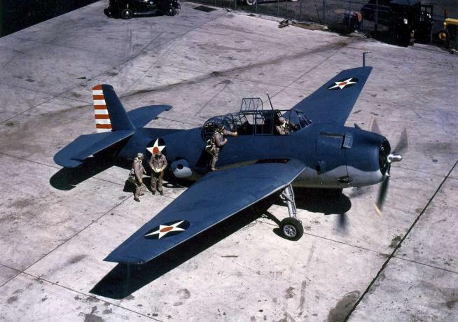 Photo couleur d'un TBF Avenger au sol.