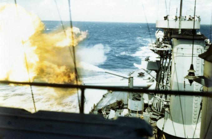 À l'arrière sur le cuirassé USS Colorado avec des canons de 16 pouces tirant.