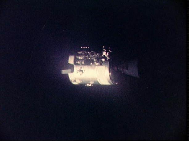 Photos d'Apollo 13 - Vue du module de service Apollo 13 endommagé à partir des modules lunaires / de commande