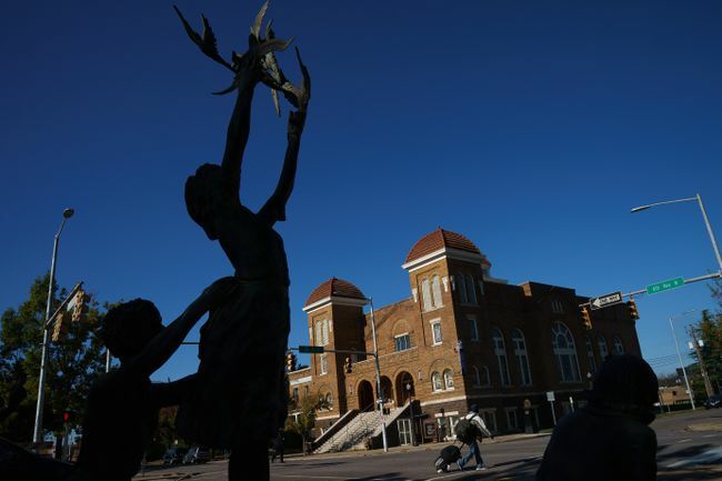 Une vue de la statue des " Quatre Esprits" et de l'église baptiste de la 16e rue à Birmingham, Alabama.