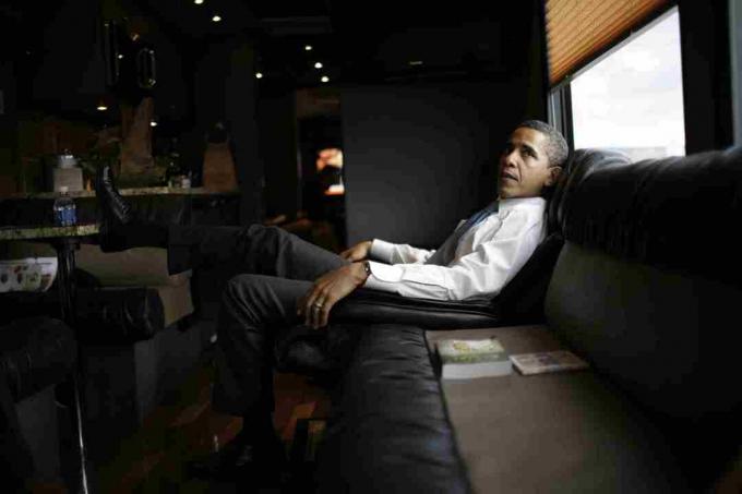 Barak Obama se détend dans son bus de tournée de campagne 2008