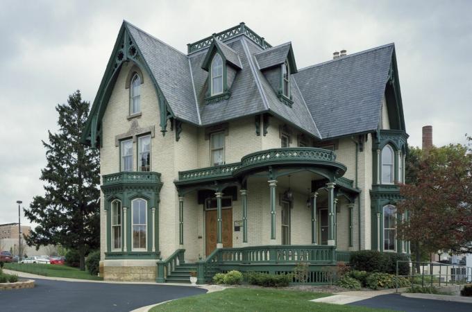 La maison Lake-Peterson, 1873, une maison néo-gothique en brique jaune à Rockford, Illinois