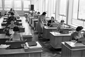 La piscine de dactylographie dans les bureaux du détaillant Marks and Spencer, Baker Street, Londres, 7 avril 1959.