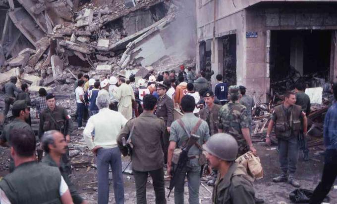 Une foule de soldats et de donateurs se tient au milieu des destructions et des dommages sur les lieux de l'attentat suicide de l'ambassade américaine, Beyrouth, Liban, le 18 avril 1983.