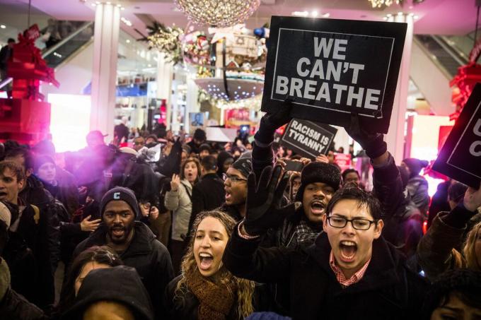 Les manifestations contre les récentes décisions du grand jury concernant les décès par balle dans la police se poursuivent