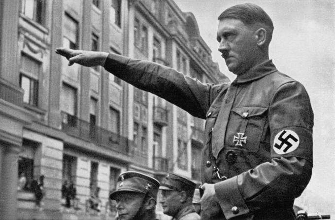 Adolf Hitler donnant du soluté nazi aux soldats allemands.