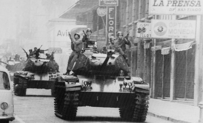 Des soldats chevauchent des chars dans les rues de Santiago, au Chili, alors que le général d’armée Augusto Pinochet est assermenté en tant que président.