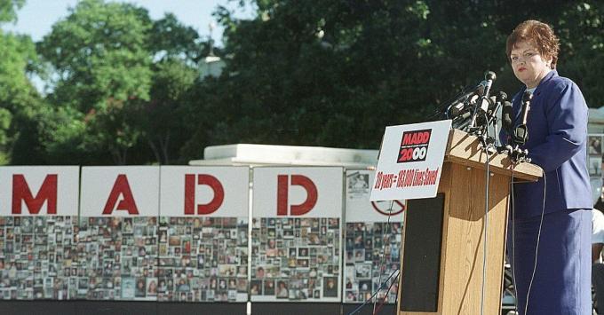 La présidente nationale de Mothers Against Drunk Driving (MADD), Millie Webb, prend la parole lors d'un rassemblement pour le 20e anniversaire devant le Capitole des États-Unis, le 6 septembre 2000 à Washington.