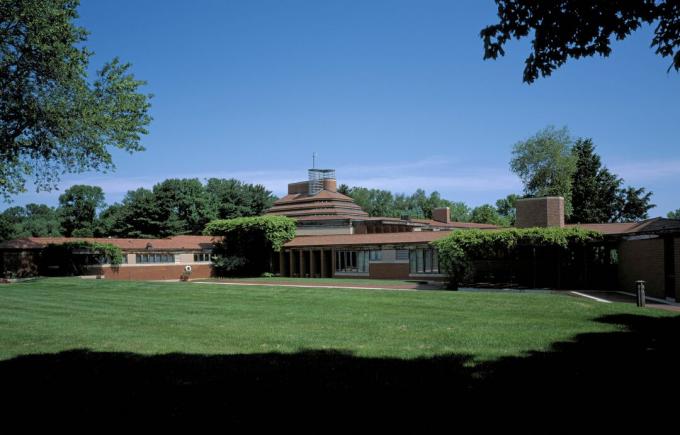 Wright's Wingspread, le Herbert F. Johnson House, est organiquement basse au sol, en brique et avec une cheminée centrale