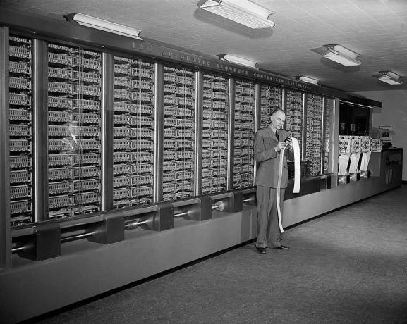Le mathématicien Howard Aiken avec son premier ordinateur