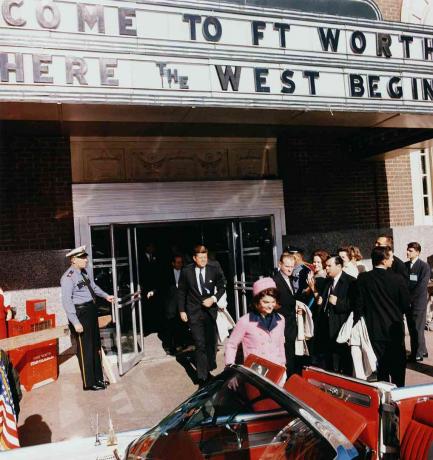 Président John F. Kennedy et la Première Dame Jacqueline Kennedy émergent d'un théâtre de Fort Worth, Texas