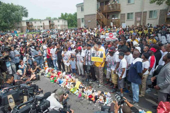 Les gens assistent à un service commémoratif pour marquer l'anniversaire de la mort de Michael Brown le 9 août 2015 à Ferguson, Missouri.