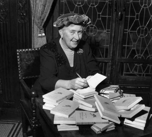 Agatha Christie signe une pile de livres
