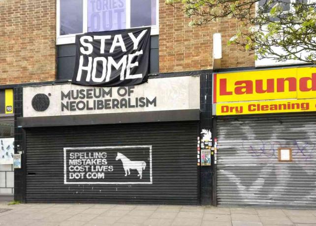 Grand séjour à la maison signe ci-dessus fermé Musée du néolibéralisme à Lewsiham, Londres, Angleterre.