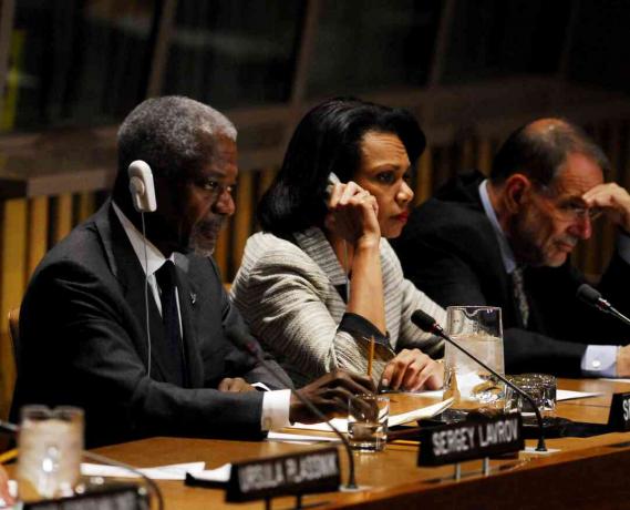 Le secrétaire général des Nations Unies, Kofi Annan, et les chefs de quatuor de la conférence de presse de l'Union européenne