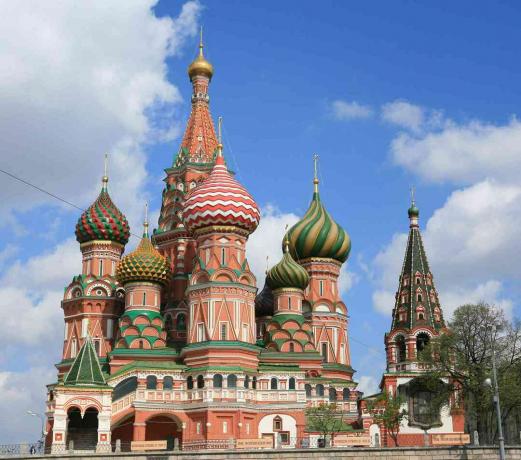 Les flèches à l'oignon de la cathédrale Saint-Basile à Moscou