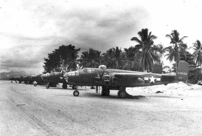 Des bombardiers B-25 alignés sur une piste du Pacifique Sud.