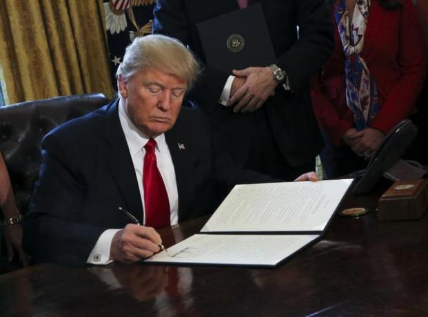Le président américain Donald Trump signe des décrets exécutifs, y compris un ordre de revoir le Dodd-Frank Wall Street pour faire reculer les réglementations financières de l'ère Obama.