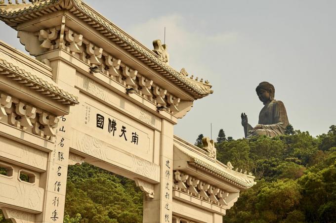 Entrée chinoise en premier plan et immense statue en arrière-plan