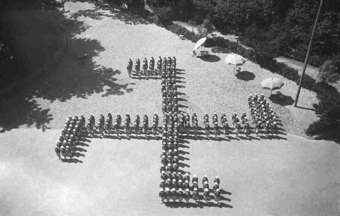 Camp d'été pour filles italiennes constituant une croix gammée nazie, 8 août 1942, Gênes, Italie.