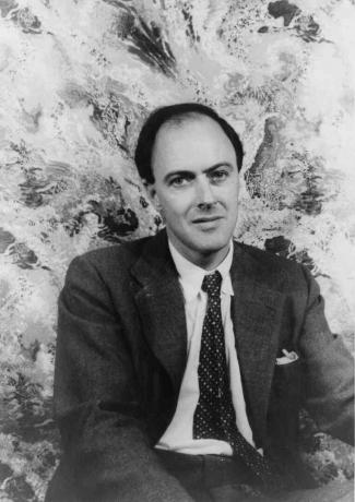 Portrait de Roald Dahl, portant une cravate et une veste