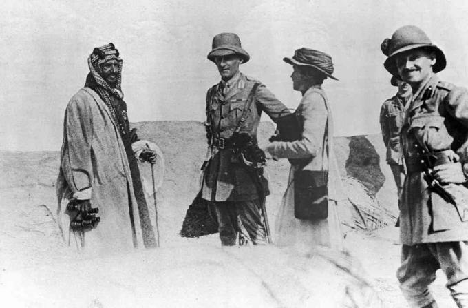 Le roi d'Arabie saoudite, Ibn Saud, rencontre le diplomate britannique Sir Percy Cox et la conseillère politique Gertrude Bell à Bassorah, en Mésopotamie