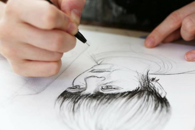 Un illustrateur travaillant sur un dessin