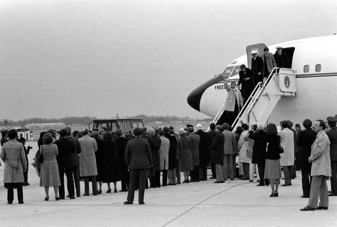 Des otages américains libérés débarquent de Freedom One, un avion VC-137 Stratoliner de l'armée de l'air, à leur arrivée à la base, le 27 janvier 1981
